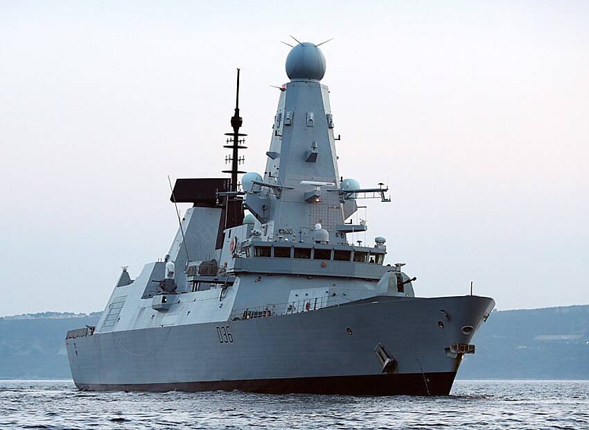 Razarač HMS Defender u posjetu HRM-u i gradu Splitu